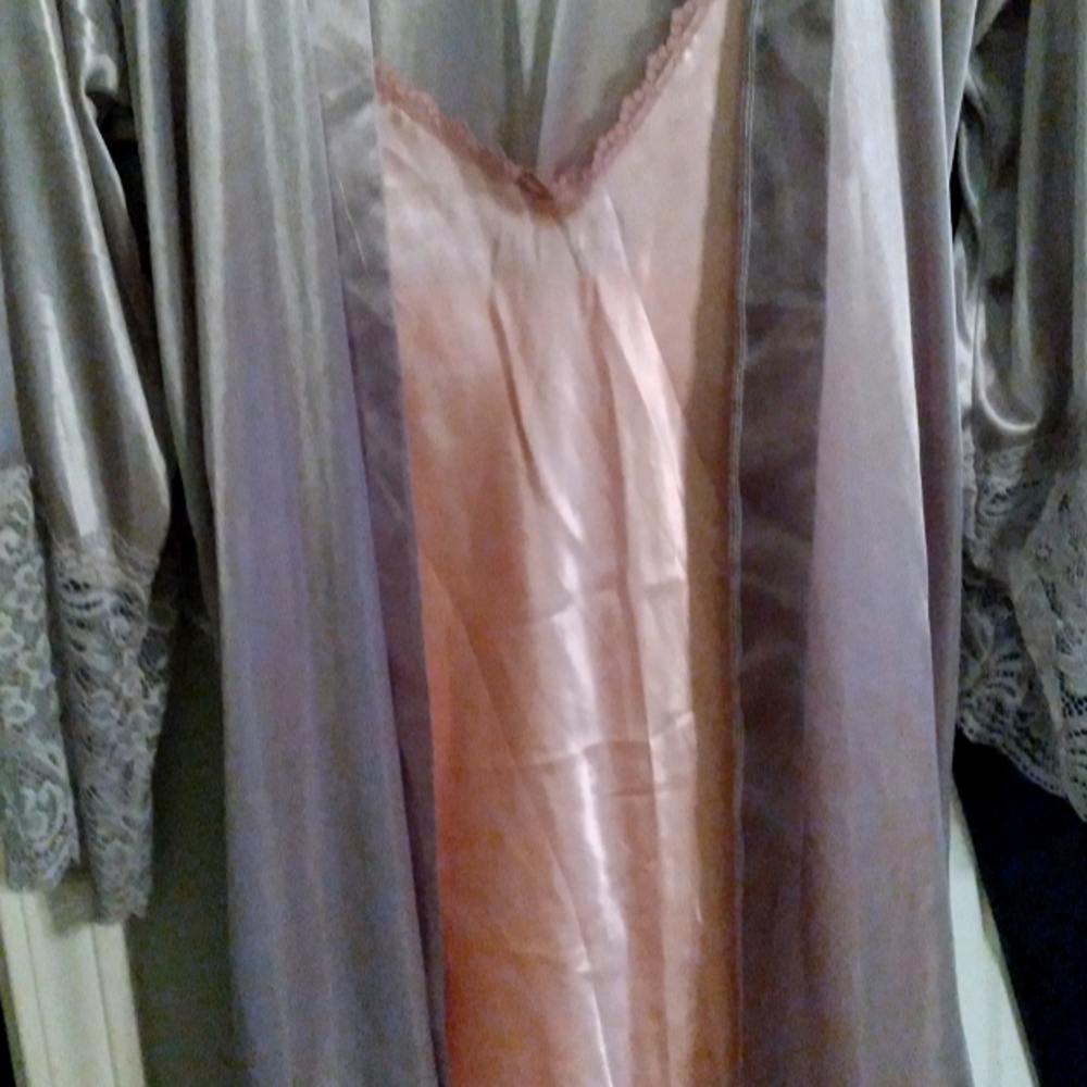 Ladies Gown & Robe set - Picture 2 of 3